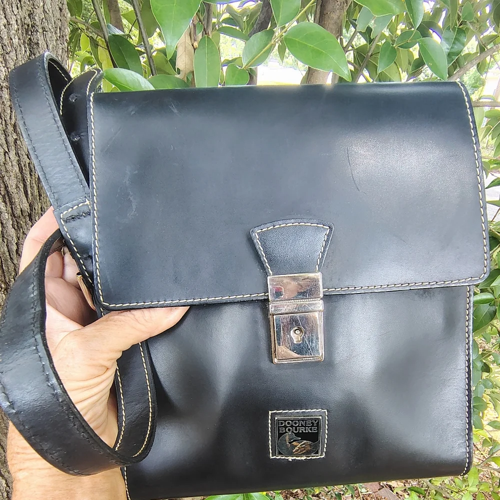 DOONEY & BOURKE RARE VINTAGE  METAL LOGO  CROSSBODY BAG LN
